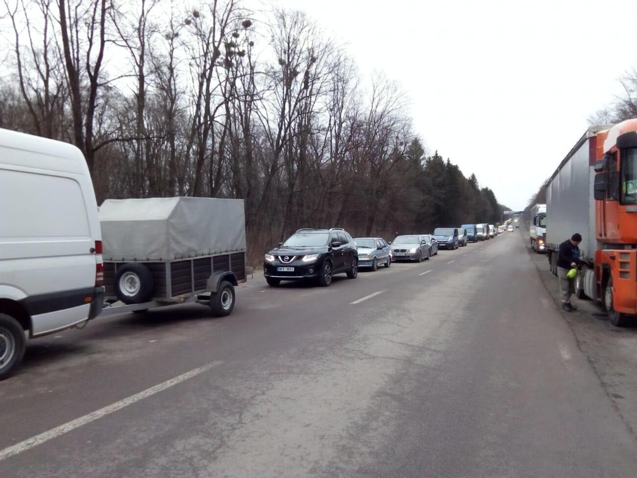 Перед деякими пунктами пропуску виникали скупчення транспортних засобів