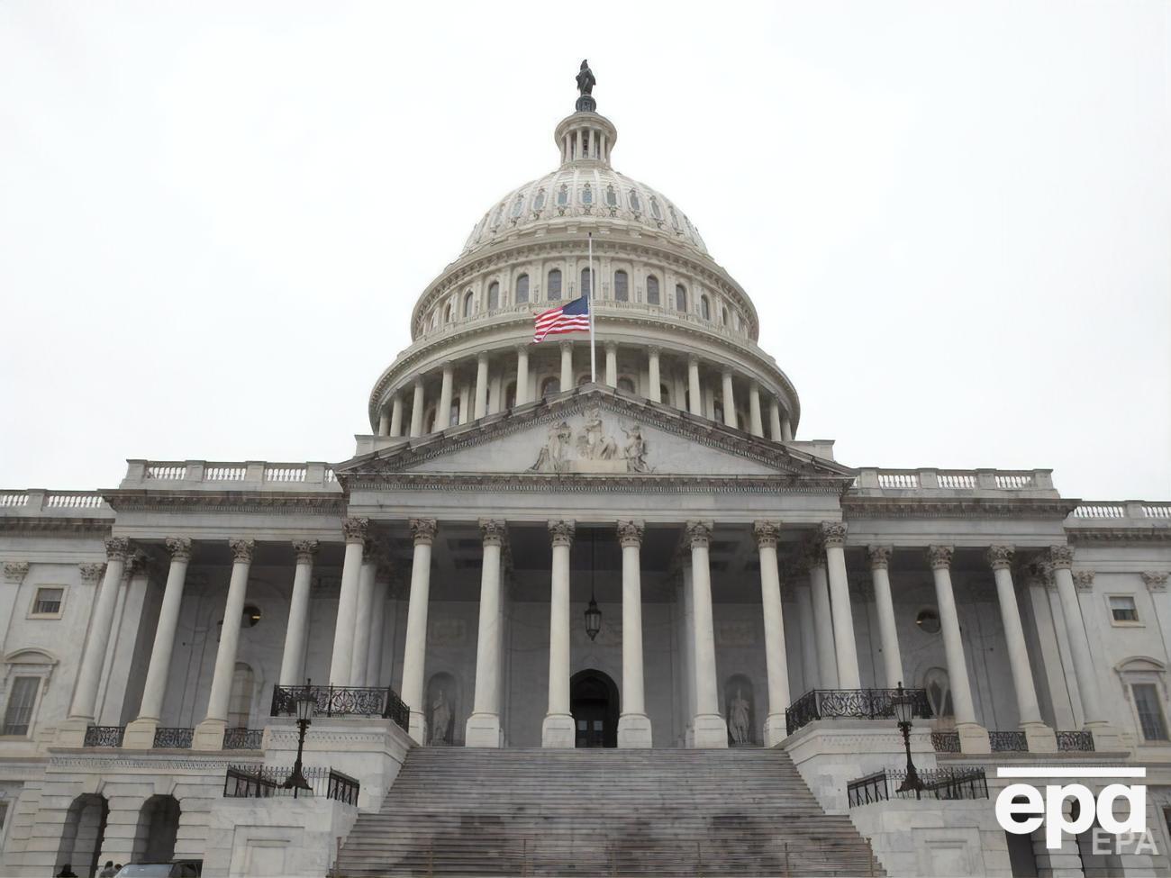 По традиции инаугурация президента США должна проходить перед зрителями у Капитолия, но в этом году формат церемонии изменили