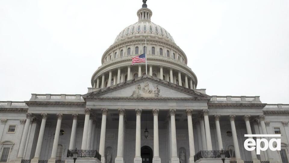 По традиции инаугурация президента США должна проходить перед зрителями у Капитолия, но в этом году формат церемонии изменили