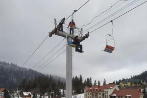Сейчас выясняются причины остановки подъемника