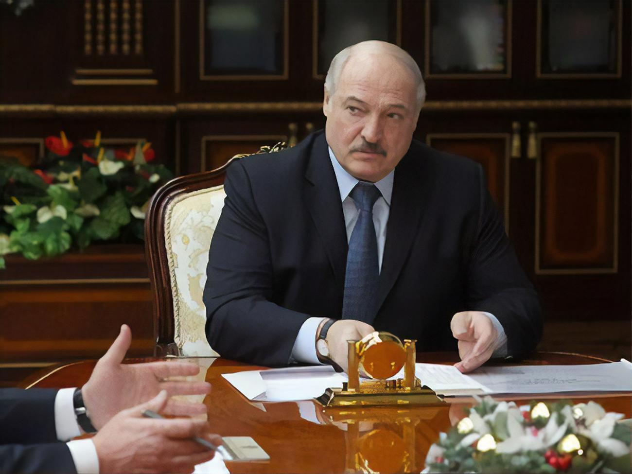 Лукашенко: Не треба боятися, треба вже їм показувати зуби