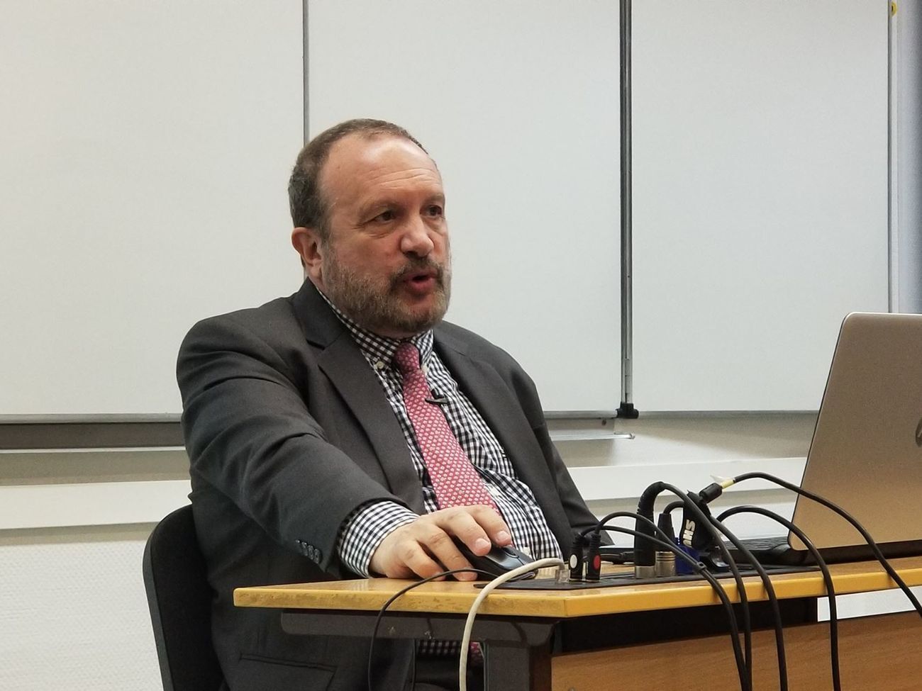 Фаворов із сім'єю проживає у США