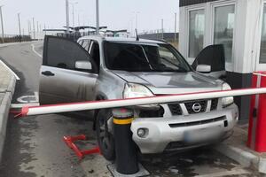 За даними прикордонників, водій двічі намагався протаранити механізм примусової зупинки транспортних засобів