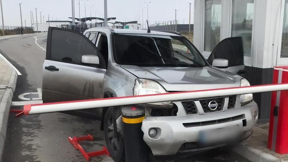 За даними прикордонників, водій двічі намагався протаранити механізм примусової зупинки транспортних засобів