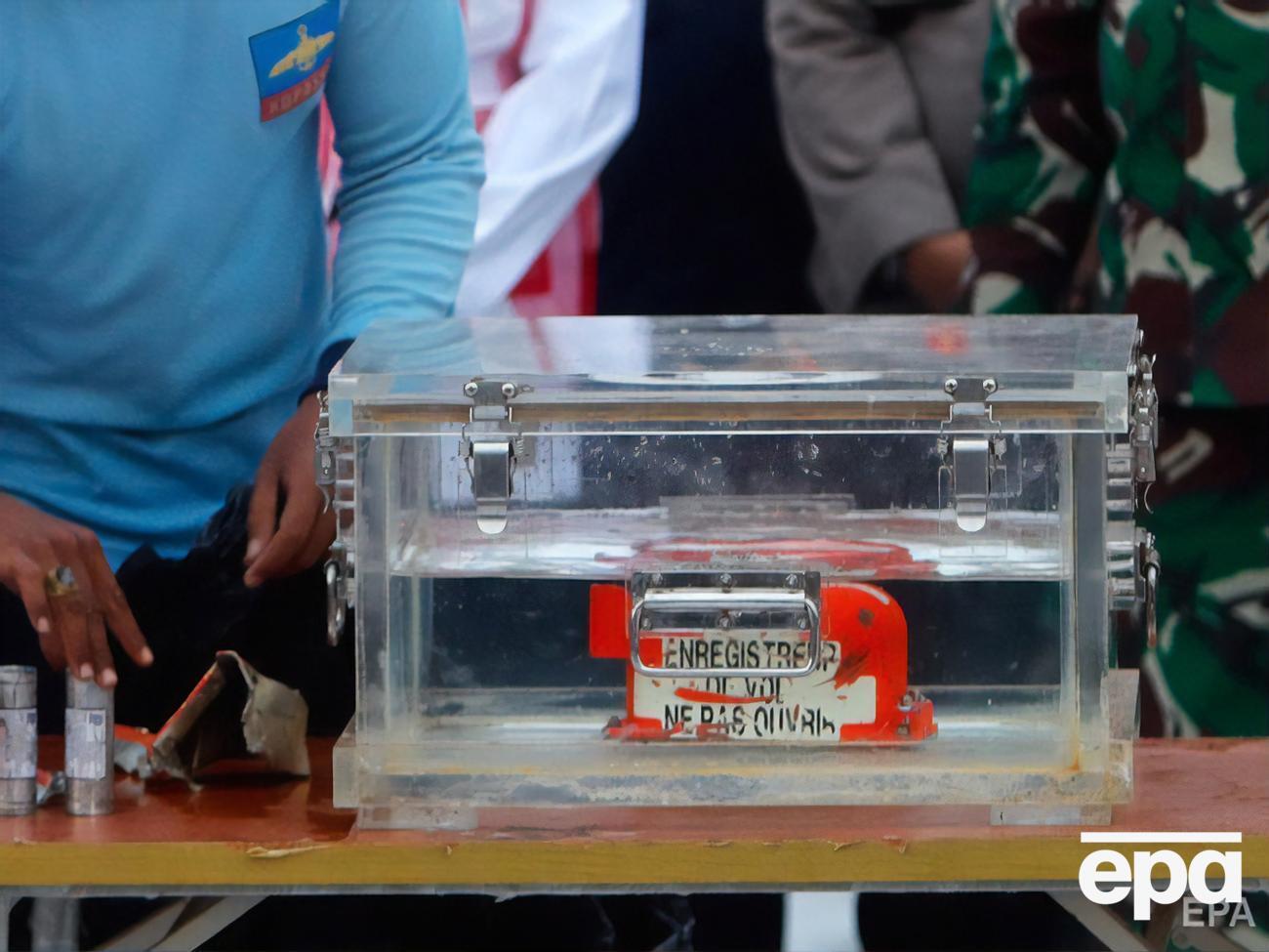 В Индонезии показали&nbsp;заполненный водой прозрачный контейнер, внутри которого находится оранжевый корпус черного ящика