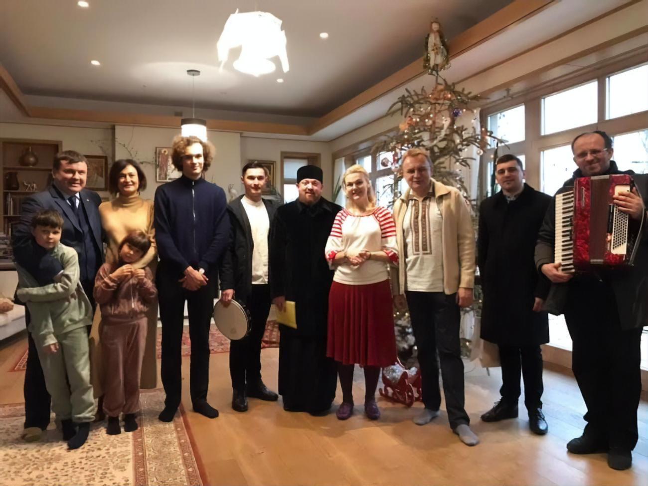 Садовый заявил, что&nbsp;к нему домой пришли колядующие, которые постоянно контактируют между собой