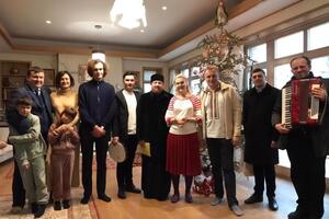 Садовый заявил, что к нему домой пришли колядующие, которые постоянно контактируют между собой