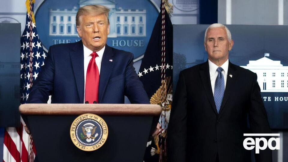 Палата представників затвердила резолюцію, у якій закликає Пенса (справа) усунути Трампа (зліва)