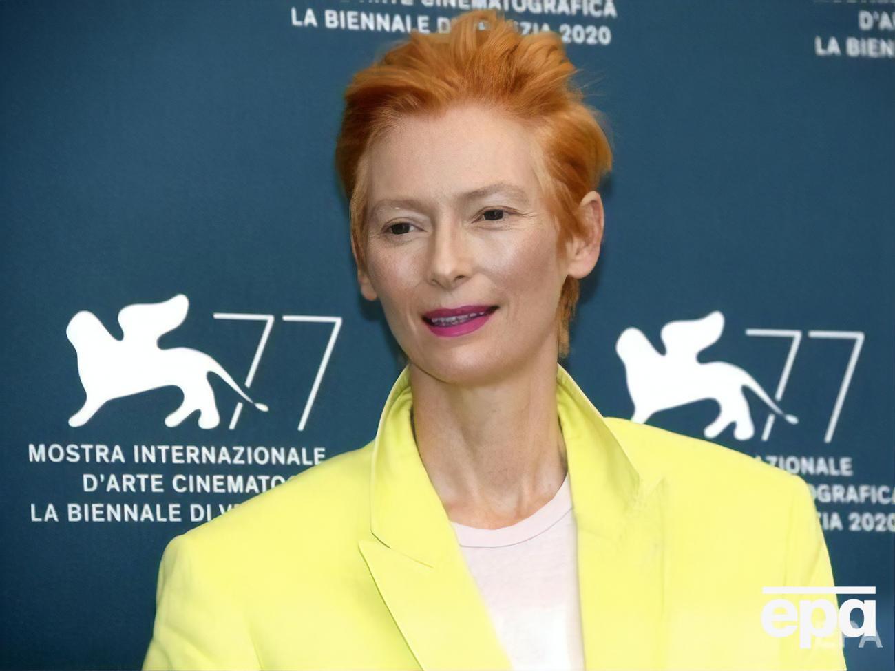 Свінтон у 1997 році народила двійнят від шотландського художника Бірна