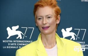 Свінтон у 1997 році народила двійнят від шотландського художника Бірна