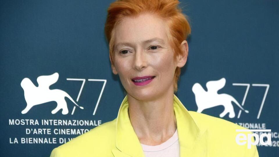 Свінтон у 1997 році народила двійнят від шотландського художника Бірна