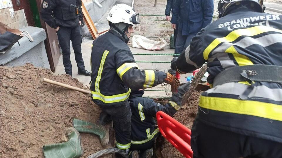 Рятувальники дістали тіло, але допомогти людині вже не змогли