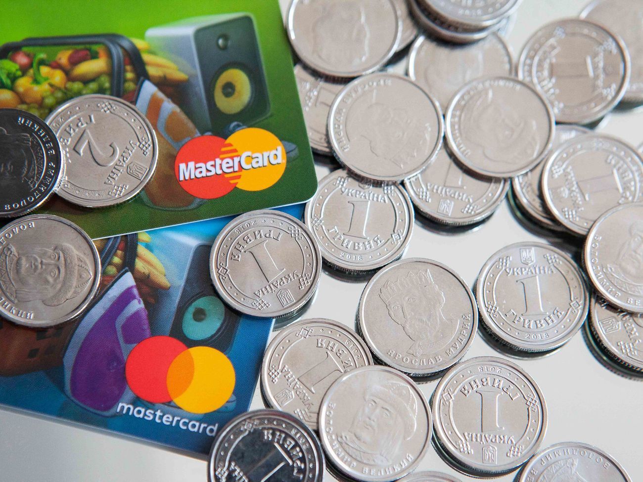 Гривна укрепилась к доллару и евро