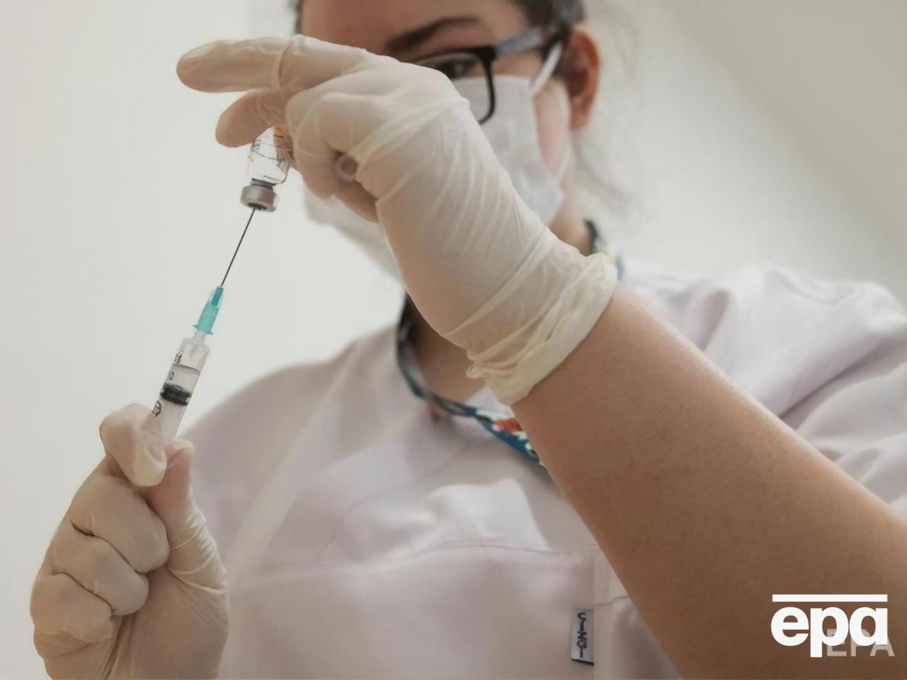 Российским клиникам запрещено использовать не зарегистрированную в РФ вакцину, даже если они смогут ее купить