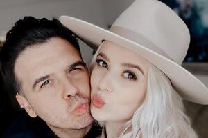 Мика Ньютон в 2018 году вышла замуж за владельца американского модельного агентства Сааведру