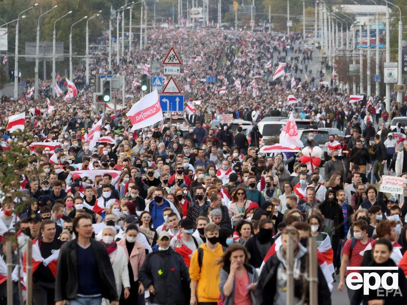 Всех митингующих человек с голосом Карпенкова называет террористами и лишними в стране людьми