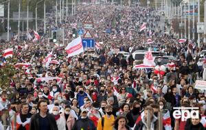 Всех митингующих человек с голосом Карпенкова называет террористами и лишними в стране людьми