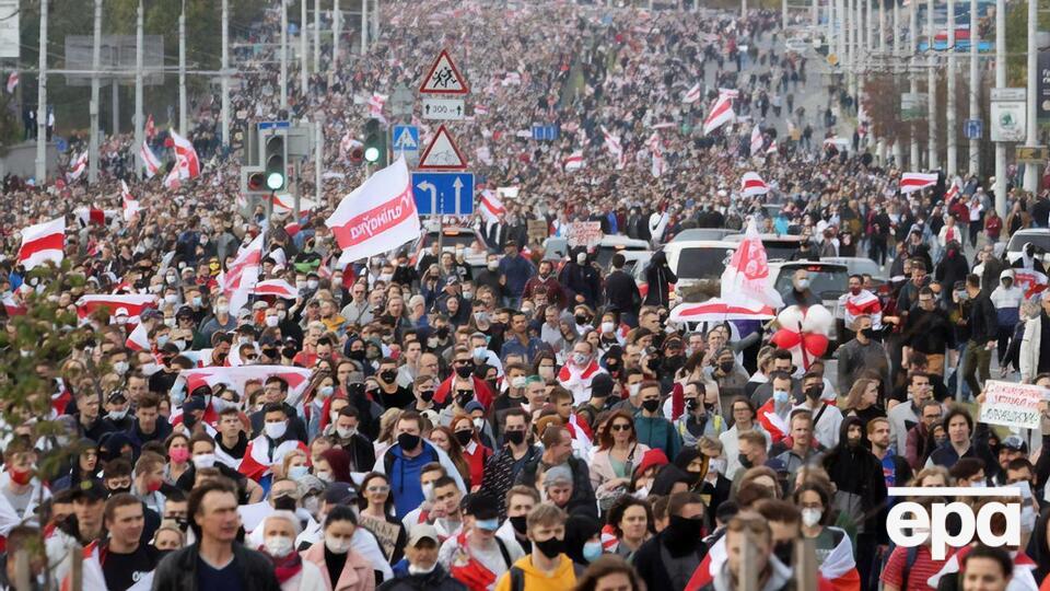 Усіх учасників мітингу людина з голосом Карпенкова називає терористами і зайвими у країні людьми