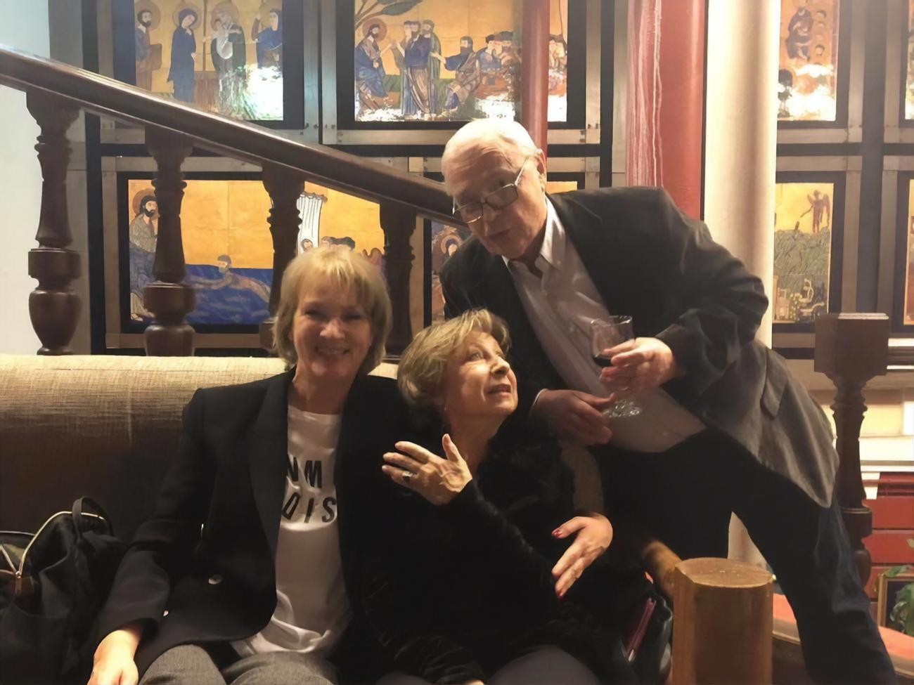 Ахеджакова (в центре) лечилась в одной из московских больниц