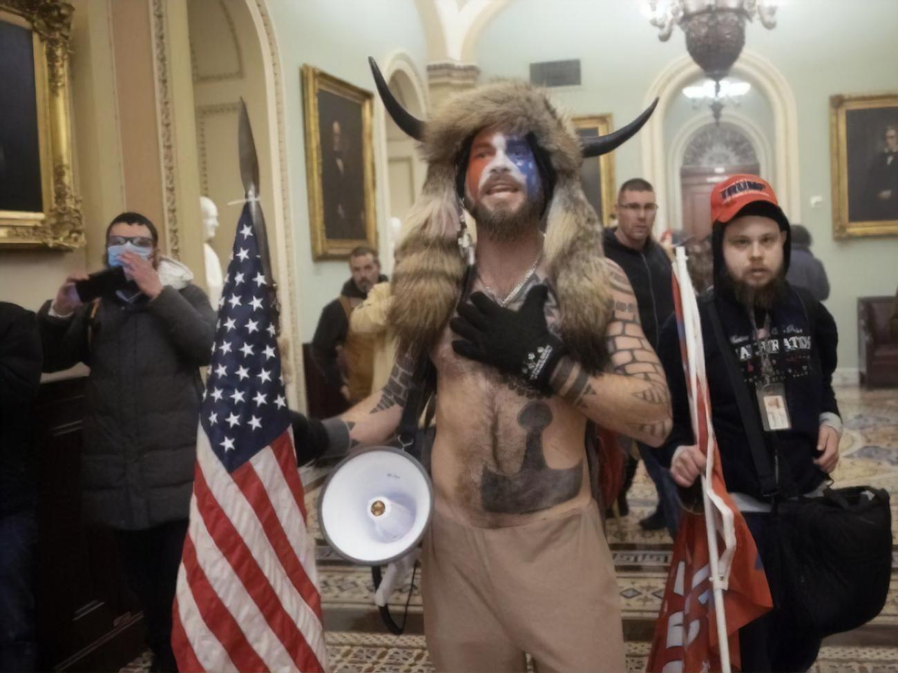 По словам прокуроров, участники беспорядков хотели "схватить и убить" законодателей, доказательством является записка, оставленная шаманом QAnon