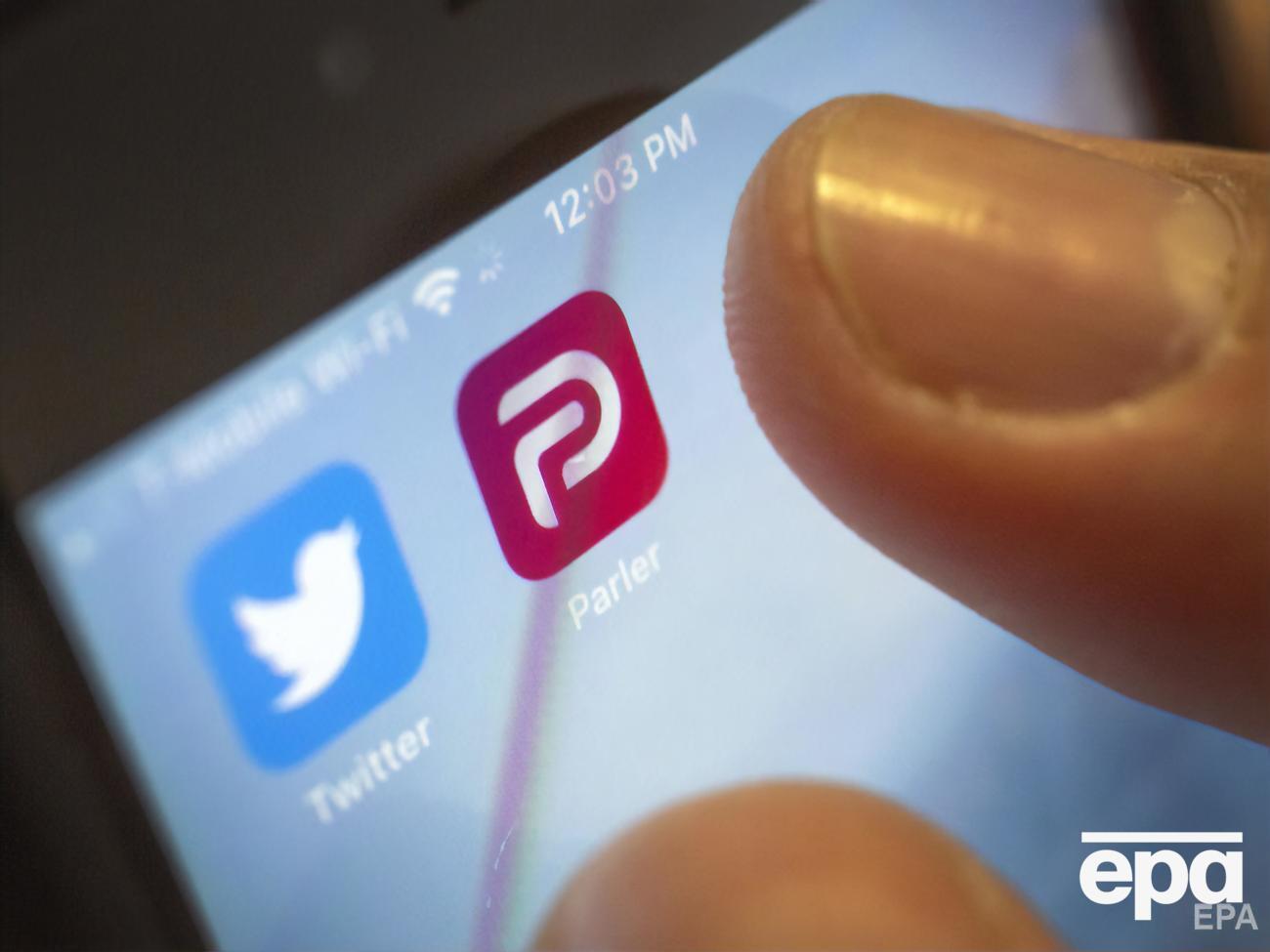 9 січня компанії Apple і Google видалили зі своїх вебмагазинів Parler, а Amazon зняв соцмережу зі свого хостингу