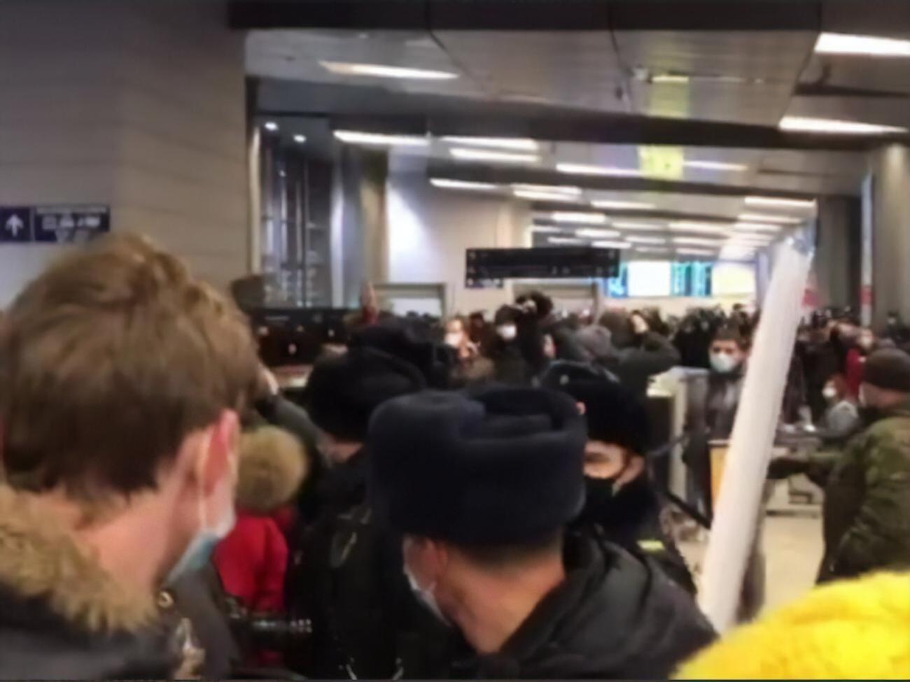 У входа в аэропорт произошла давка