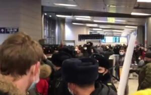 У входа в аэропорт произошла давка