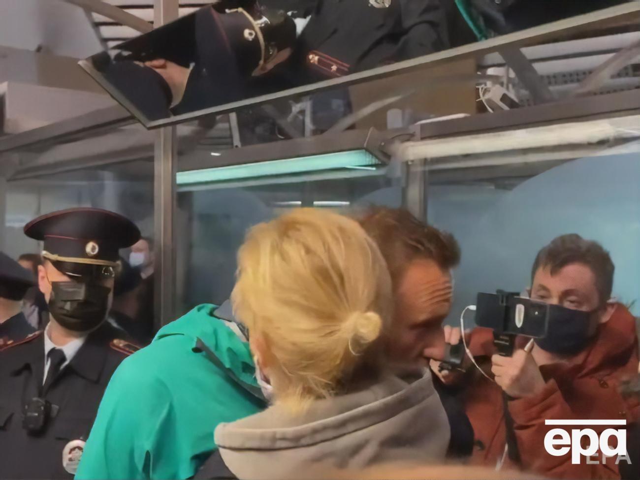 Навальный 17 января вернулся в Россию