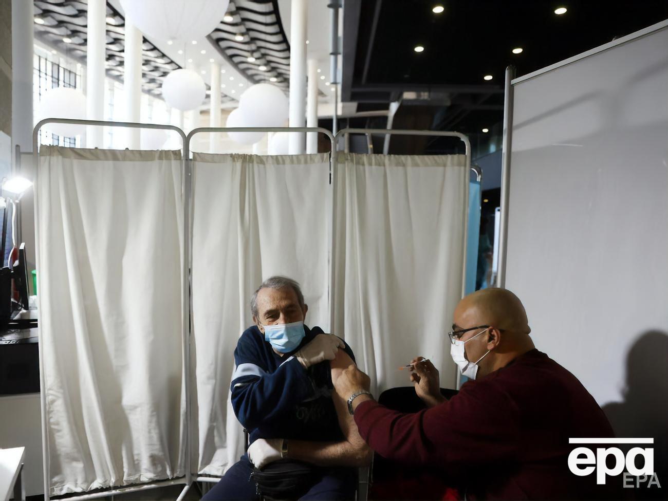 Другу дозу вакцини одержало в Ізраїлі більше ніж 300 тис. осіб