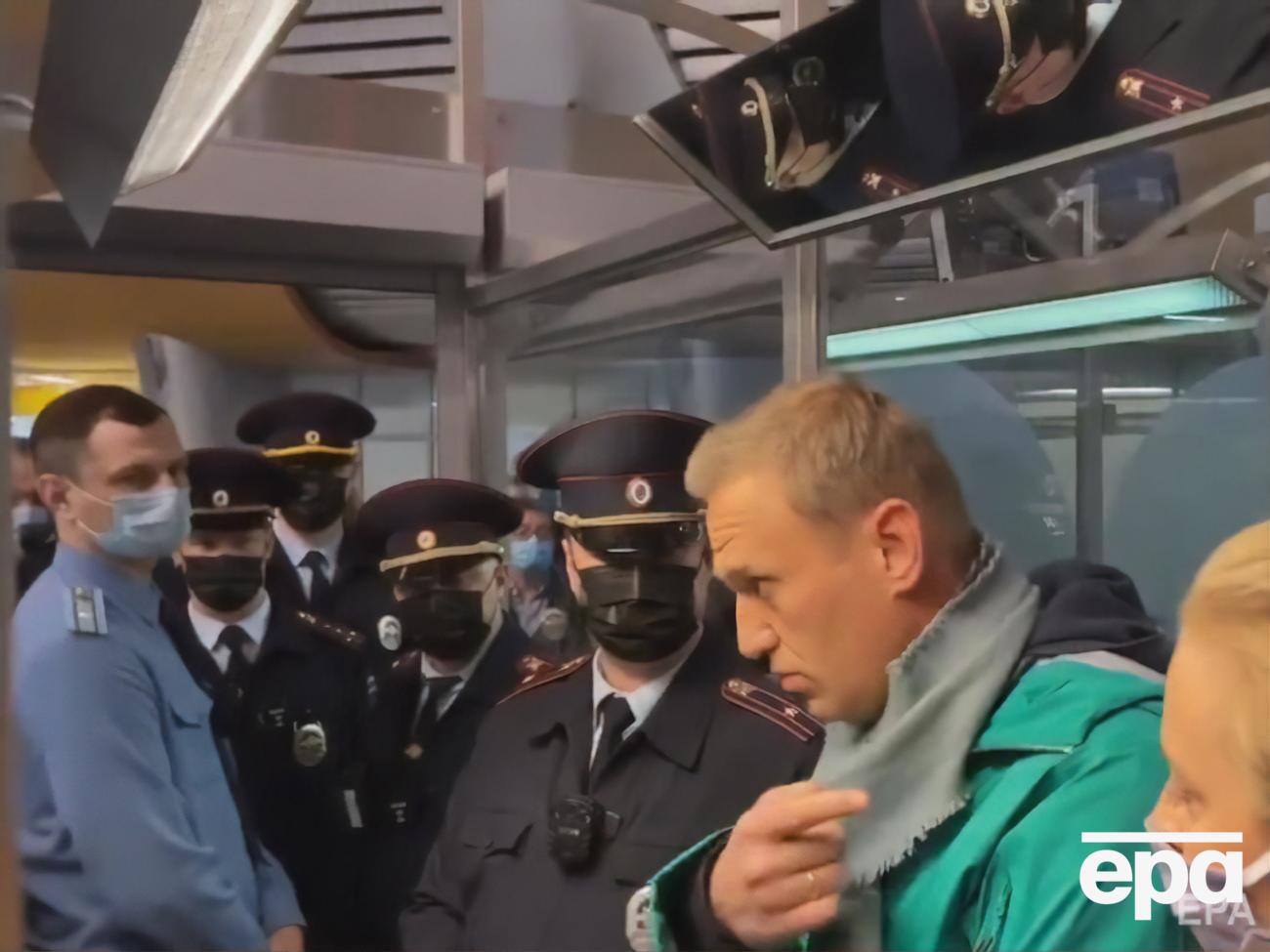 Навального (на фото справа) задержали 17 января