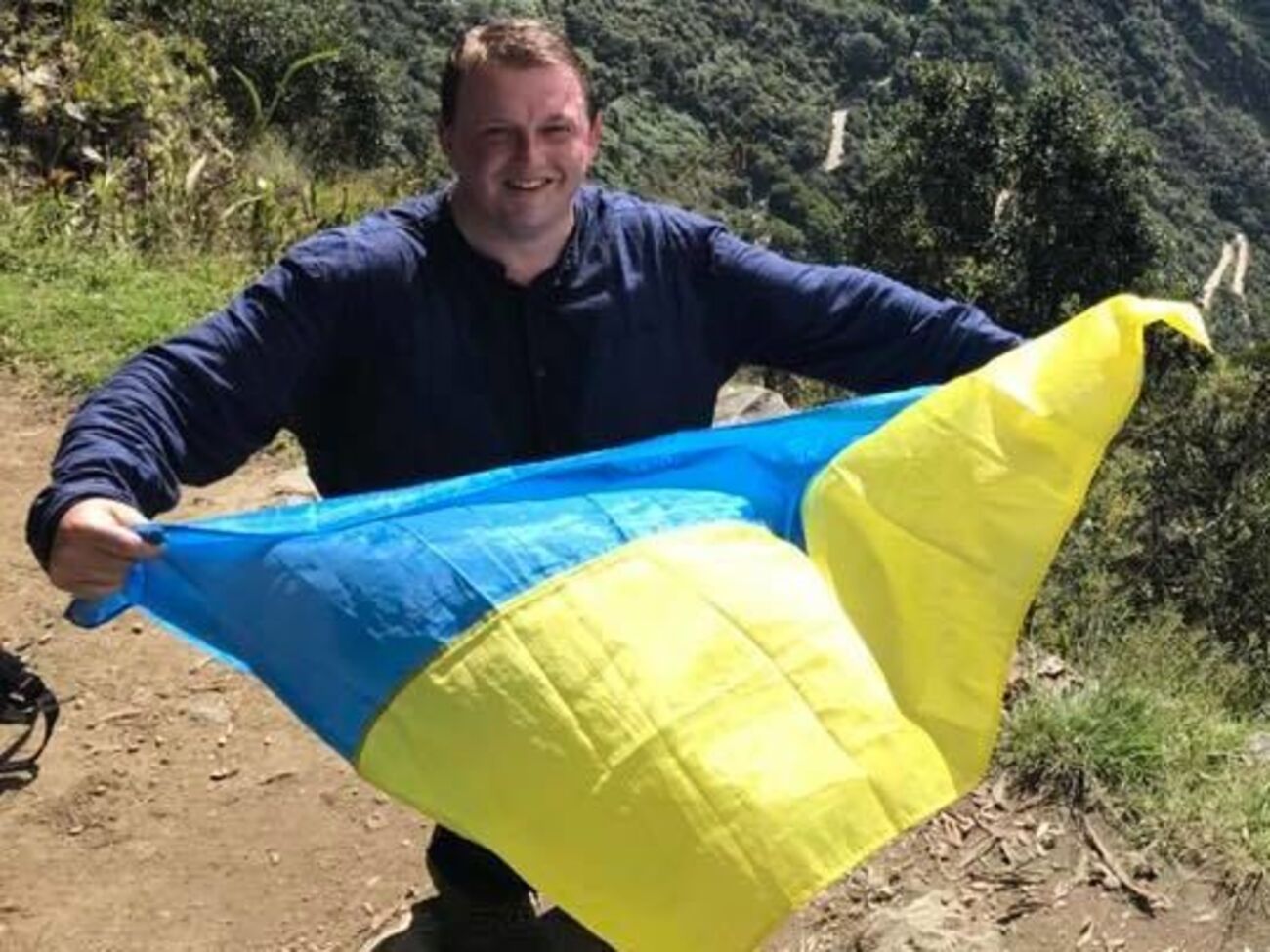 Навальный этим "девочка, водочки нам налей" показывает, как Украина далека от России. Мы уже на какую-то бесконечность далеки от "русского мира"