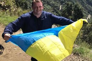 Навальный этим "девочка, водочки нам налей" показывает, как Украина далека от России. Мы уже на какую-то бесконечность далеки от "русского мира"