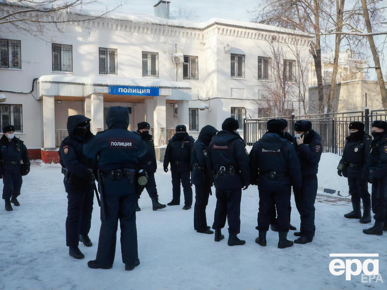 Здание отделения полиции, где проходит суд над Навальным, охраняет полиция