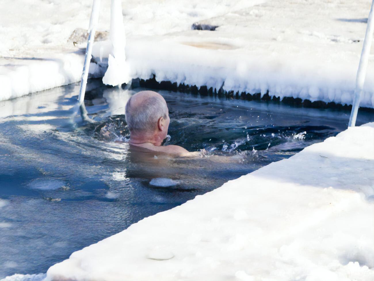 Церква не забороняє пірнати в ополонку