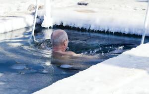 Церква не забороняє пірнати в ополонку