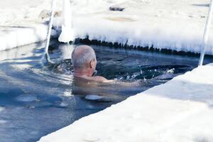 Церковь не запрещает нырять в прорубь