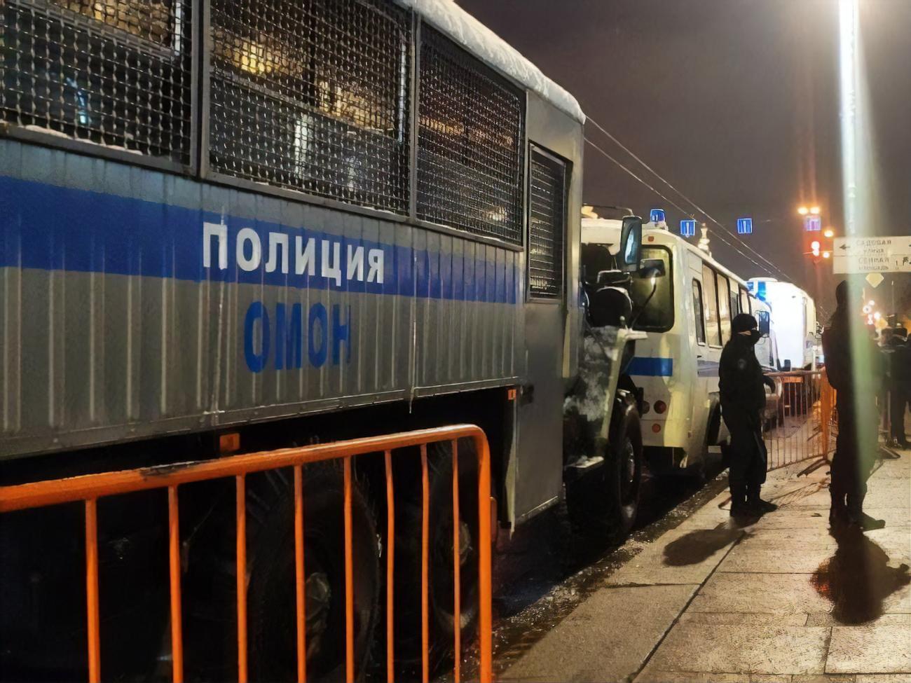 Поліція затримує людей із застосуванням грубої сили, повідомляють місцеві ЗМІ