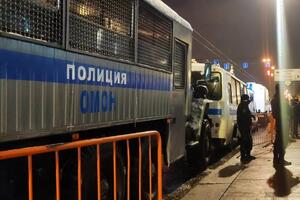 Полиция задерживает людей с применением грубой силы, сообщают местные СМИ