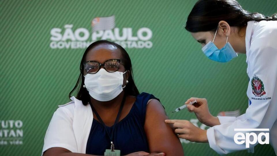 У Бразилії зробили перше щеплення вакциною від Sinovac