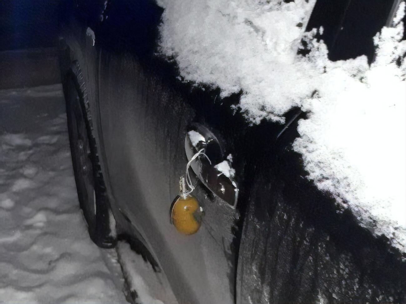 Автомобиль, к которому прикрепили гранату, принадлежит матери полицейского