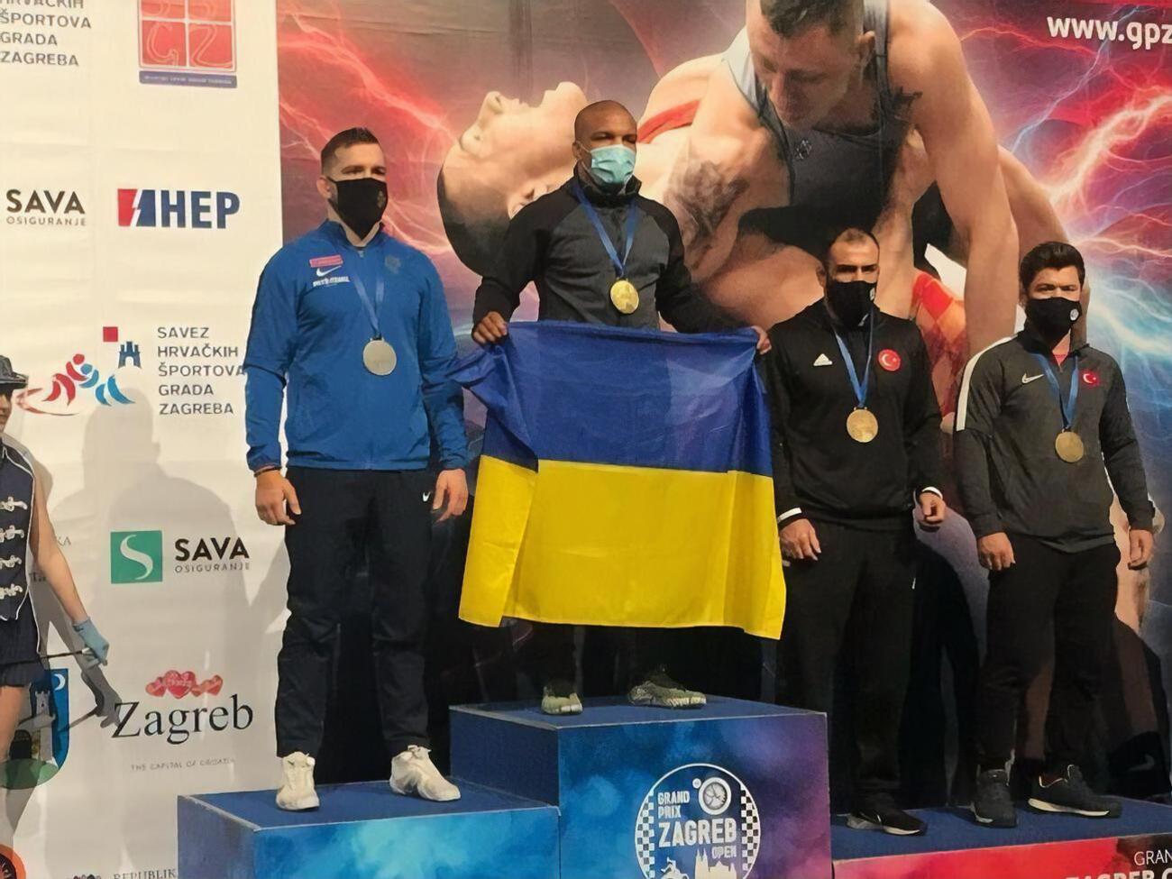 Беленюк (у центрі) у фіналі змагань переміг шведського спортсмена з результатом 9:1