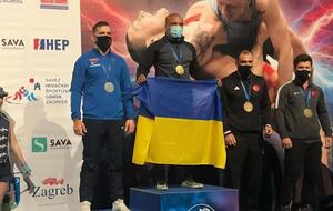 Беленюк (у центрі) у фіналі змагань переміг шведського спортсмена з результатом 9:1