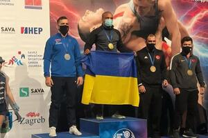 Беленюк (у центрі) у фіналі змагань переміг шведського спортсмена з результатом 9:1