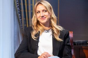 Никитюк: Я принесла картину Владимиру Александровичу. Он сидел в одном носке и в трусах в гримерке