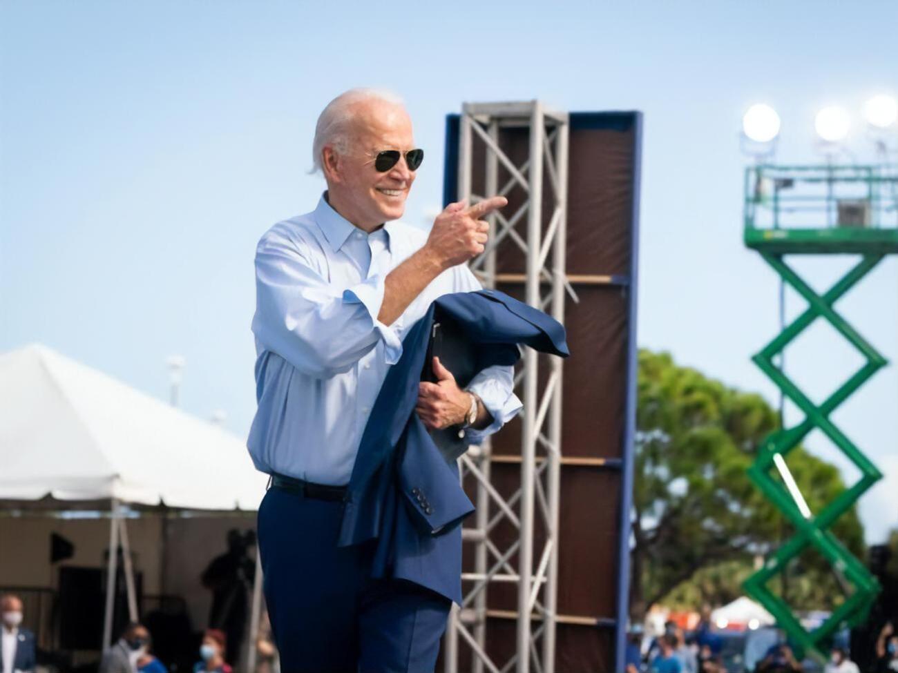 Байден проконсультируется с советниками об обмене секретной информацией с Трампом