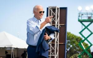 Байден проконсультируется с советниками об обмене секретной информацией с Трампом