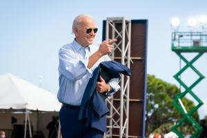 Байден проконсультируется с советниками об обмене секретной информацией с Трампом