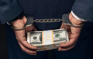 Мужчина получил 500 тысяч гривен неправомерной выгоды