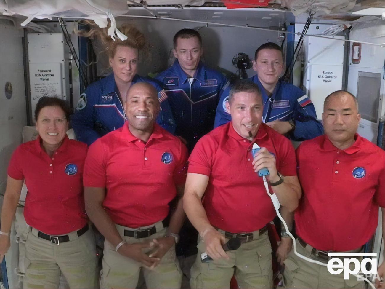 На МКС сейчас работают семь астронавтов &ndash; двое россиян, четверо американцев и японец