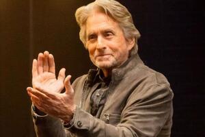 Дуглас: Впервые увидел своего внука